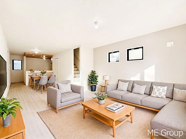 ご家族間のコミュニケーションが深まるリビングイン階段を採用　※家具はCGです