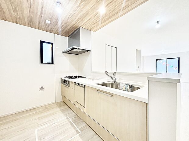 料理をしながらでもご家族との会話を楽しめる対面キッチン