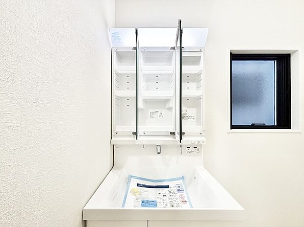 三面鏡の裏に、化粧品や衛生用品などを収納可能。洗面台をすっきりと保ちます!