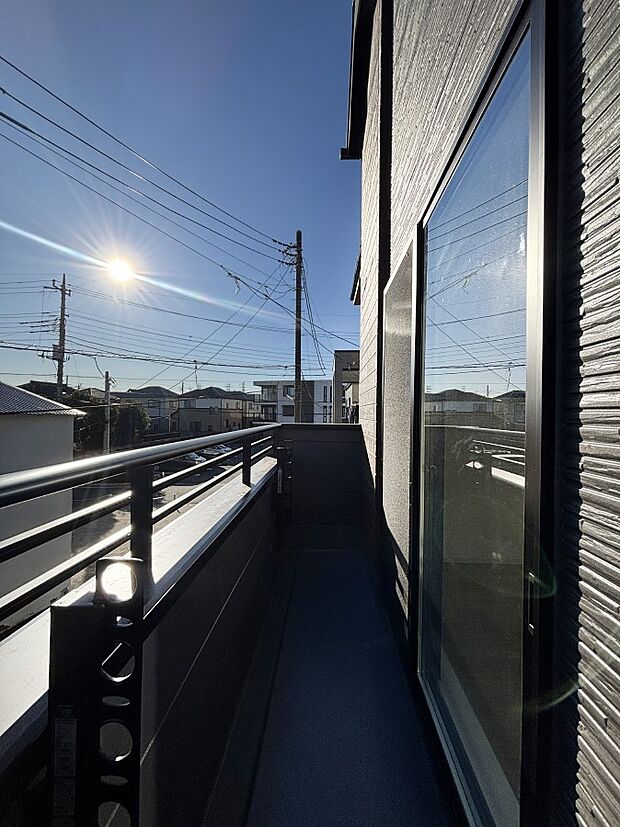 暖かな陽光が降り注ぐバルコニーはお洗濯におすすめ。爽やかな風も心地よいです。 