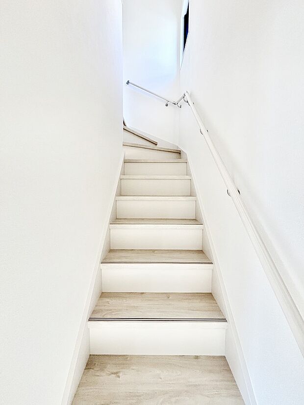 安全性を考慮し階段には手すりを設置しています