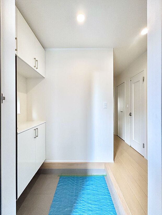 明るい玄関はお客様をお出迎えするのにぴったりです！ 