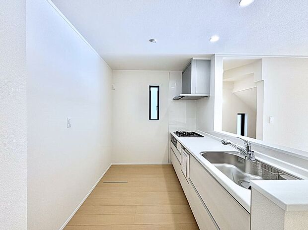 爽やかな風が通り抜けるキッチン。窓があるので明るく換気にも役立ちます。