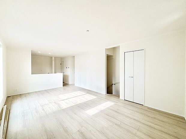 ご家族の賑やかな話し声で包まれる明るいリビング