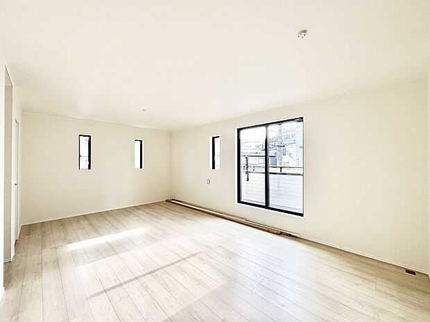 大きな窓からたっぷりの陽光と風を感じられるリビング