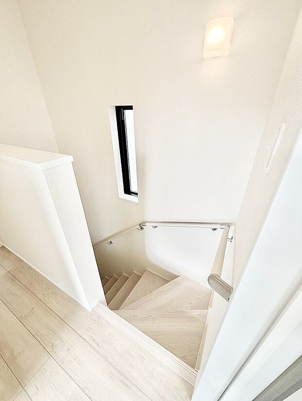 階段は手すり付きなので小さなお子さまやご高齢の方も安心です