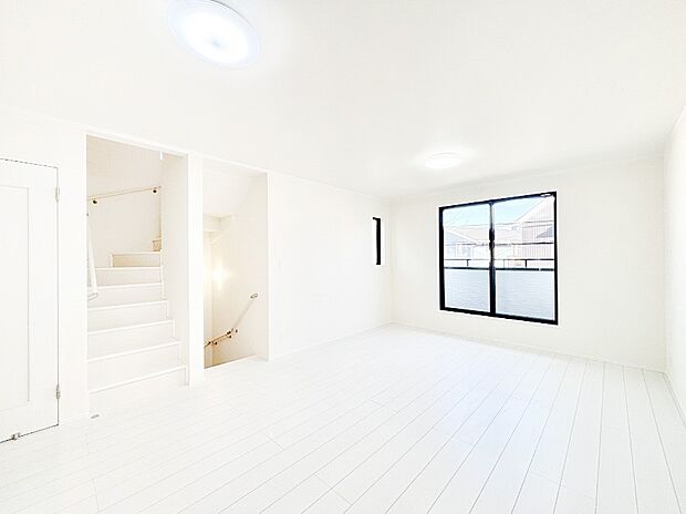 明るい陽光が注ぎ、寛ぎの雰囲気に満たされるリビングダイニング 