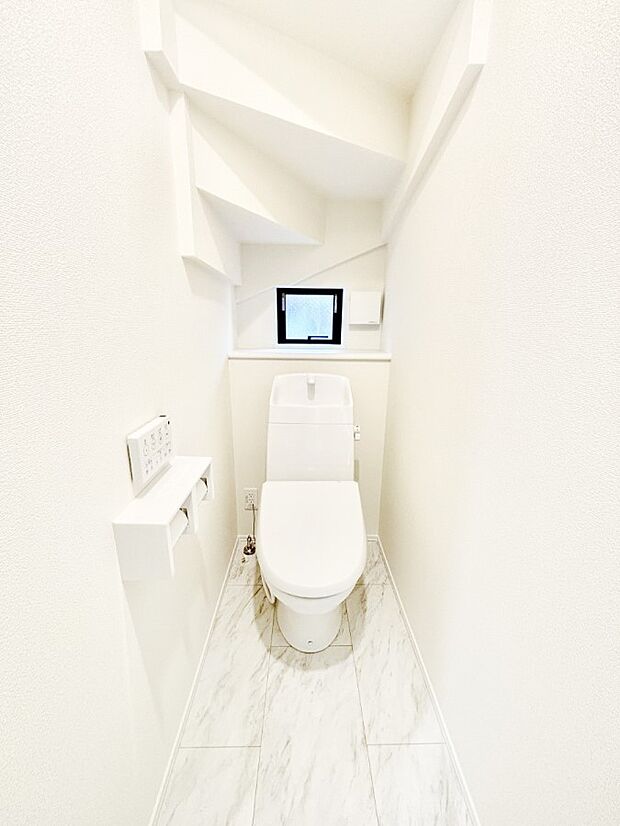 清潔感あるシャワートイレ。小窓から光が注ぎ込みます!