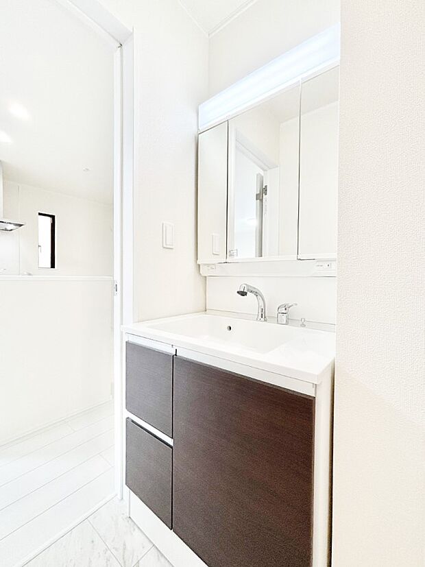 三面鏡キャビネット・シャワー付き洗面化粧台で忙しい朝の身支度もスムーズに!