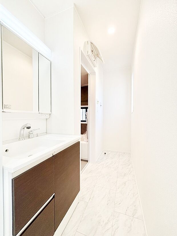 柔らかな朝の光を感じられる窓がついた洗面室