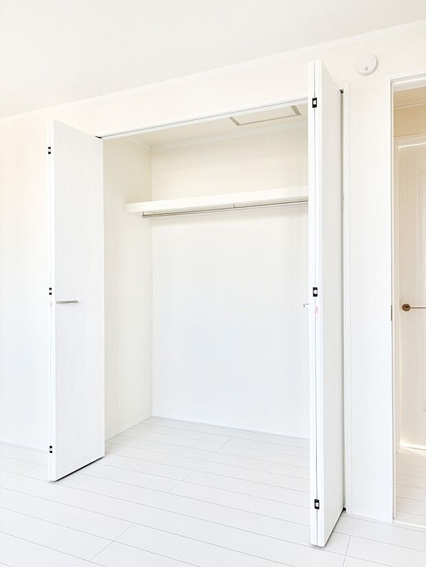 毎日着る衣類や荷物などの収納に便利なクローゼット付きです。