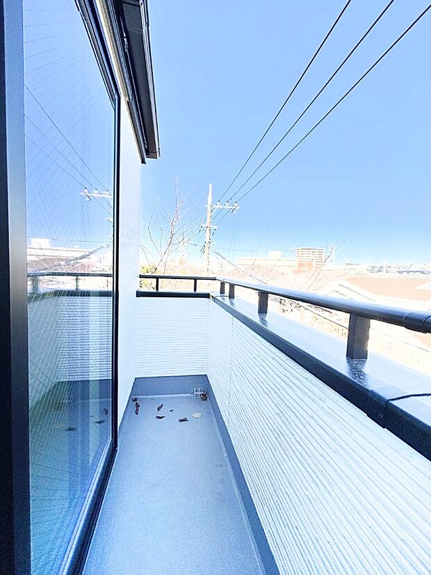 暖かな陽光が降り注ぐバルコニーはお洗濯におすすめ。爽やかな風も心地よいです。