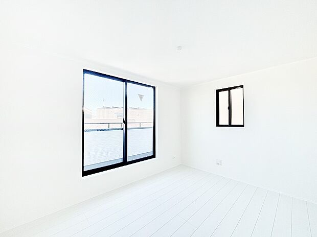 バルコニーが明るさと開放感を演出!朝スッキリと目覚められそうですね。