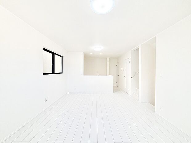 家族の笑顔が自然と生まれてくる、そんな雰囲気のダイニングに仕上がっています。