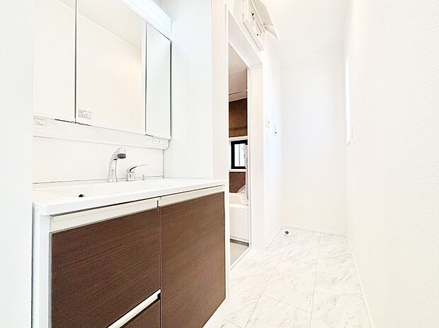 清潔感のある快適空間です。毎日の身支度も気持ち良くお使い頂けます！