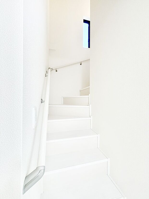 小さなお子様やご年配の方に嬉しい配慮！階段には手摺付きです。