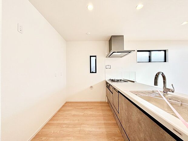 爽やかな風が通り抜けるキッチン。窓があるので明るく換気にも役立ちます。