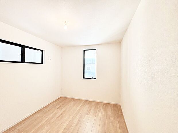 使いやすい形でベットや家具の置き方にも困ることもありません。