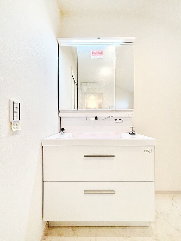 スタイリングに便利な三面鏡、ミラーキャビネットで細かい物スッキリ