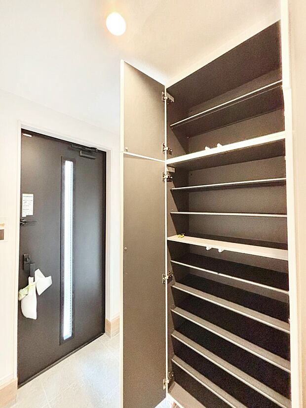 収納力ある下駄箱の活用で玄関廻りはいつでもスッキリ