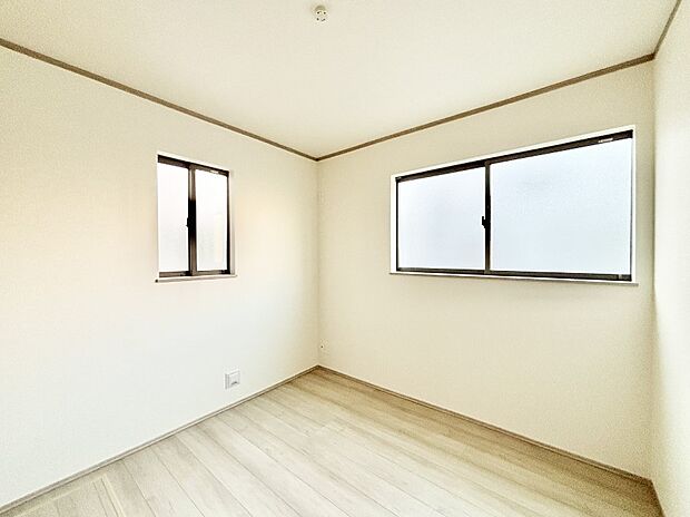 窓からのやさしい光が心地よいプライベートルーム