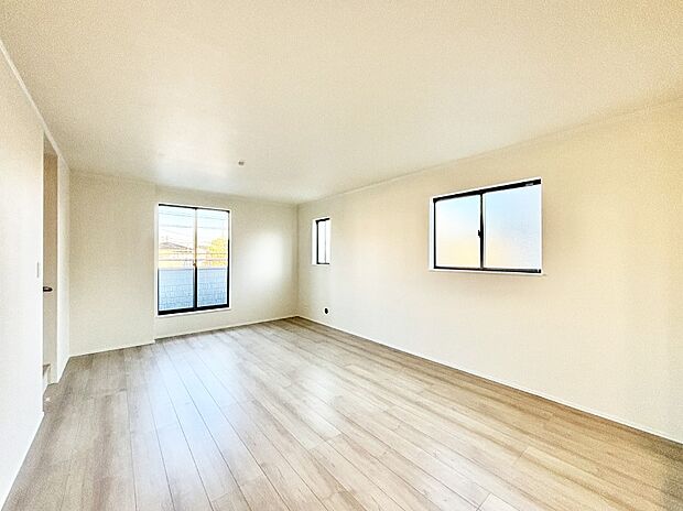 大きな窓からたっぷりの陽光と風を感じられるリビング