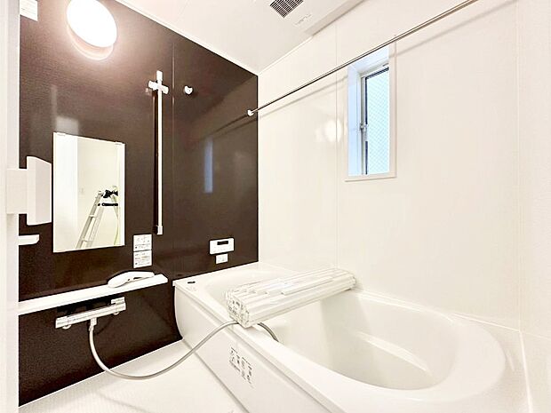 一日の疲れを癒してくれる明るい清潔感のあるバスルーム