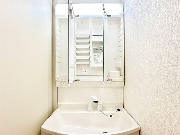 三面鏡の裏に、化粧品や衛生用品などを収納可能。洗面台をすっきりと保ちます！