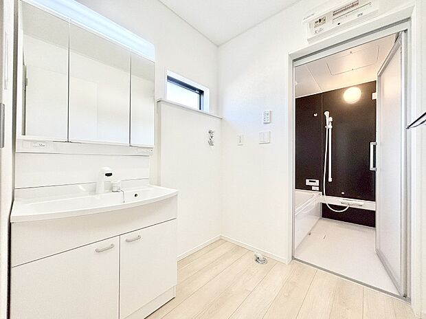 清潔感のある快適空間です。毎日の身支度も気持ち良くお使い頂けます。