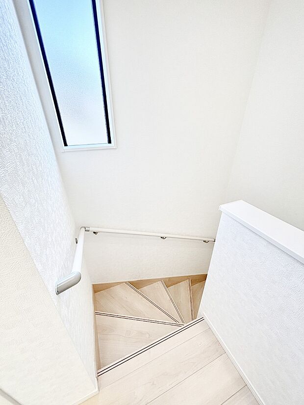 安全性を考慮し階段には手すりを設置しています