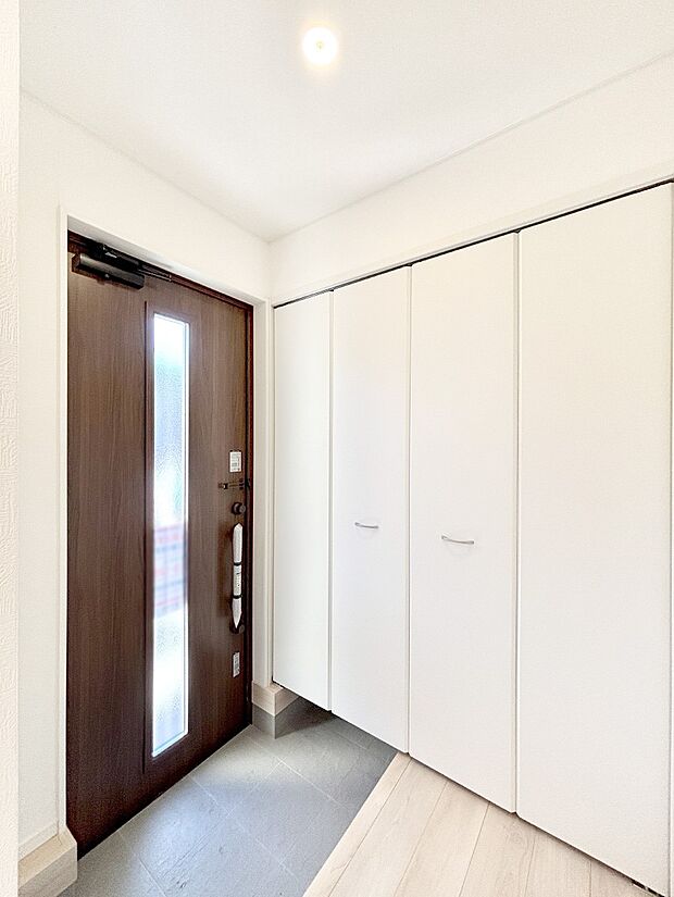 明るい玄関はお客様をお出迎えするのにぴったりです！ 