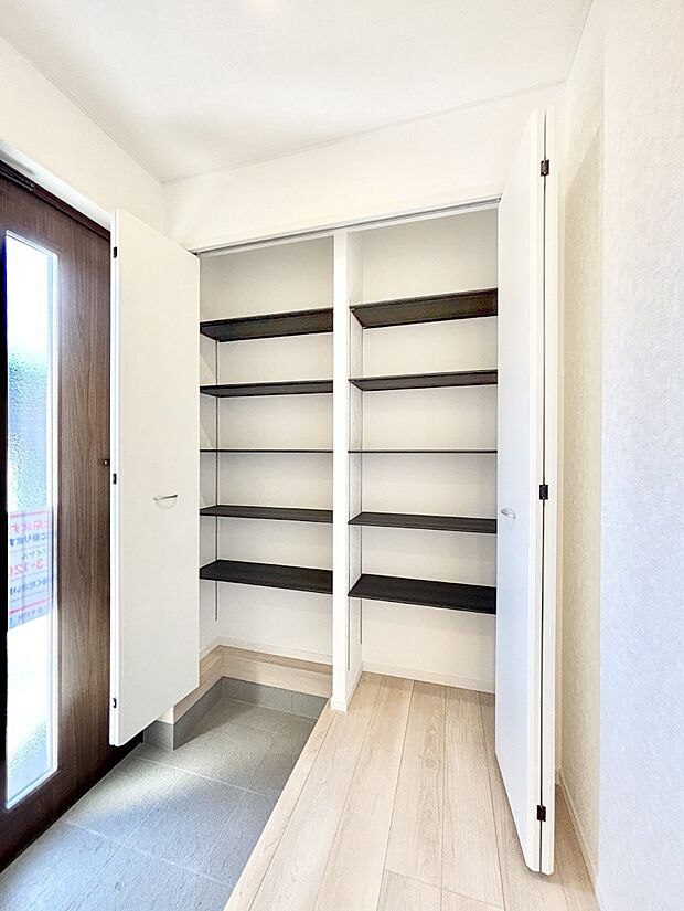 収納力ある下駄箱の活用で玄関廻りはいつでもスッキリ  