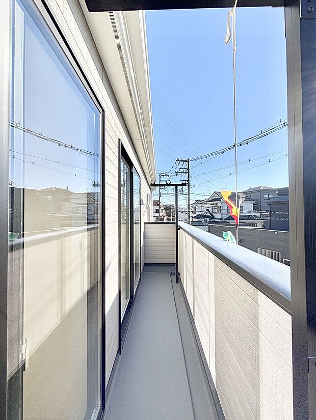ゆったりバルコニーだから沢山お洗濯ものを干せます。