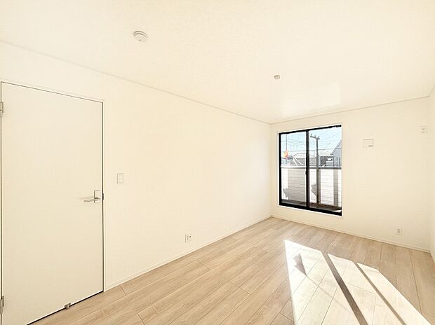 バルコニーが開放感をプラスしてくれる洋室