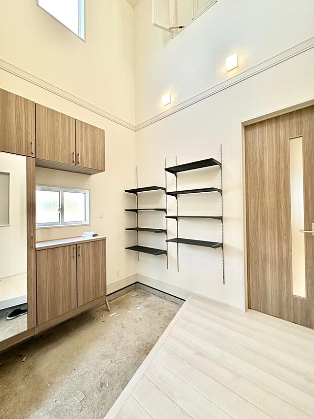 明るく開放的な吹抜けのある玄関。可動棚・ミラー付きです。