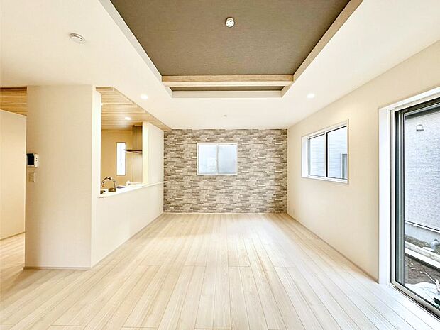 折上天井は立体的な奥行きがあるので、天井が広く見えて開放的な空間を演出できます。  