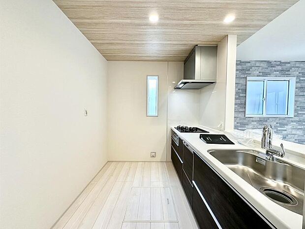 ポップアップ天井が素敵なキッチン！窓があるので採光もとれ換気にも役立ちます。