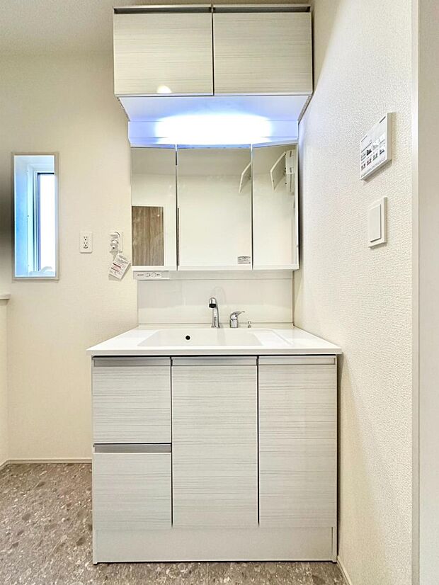 大きく見やすい三面鏡で清潔感ある洗面台は、身だしなみチェックや肌のお手入れにおすすめです。 