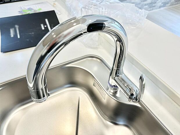センサーに手をかざすだけで吐水／止水ができるタッチレス水栓。浄水器付き。