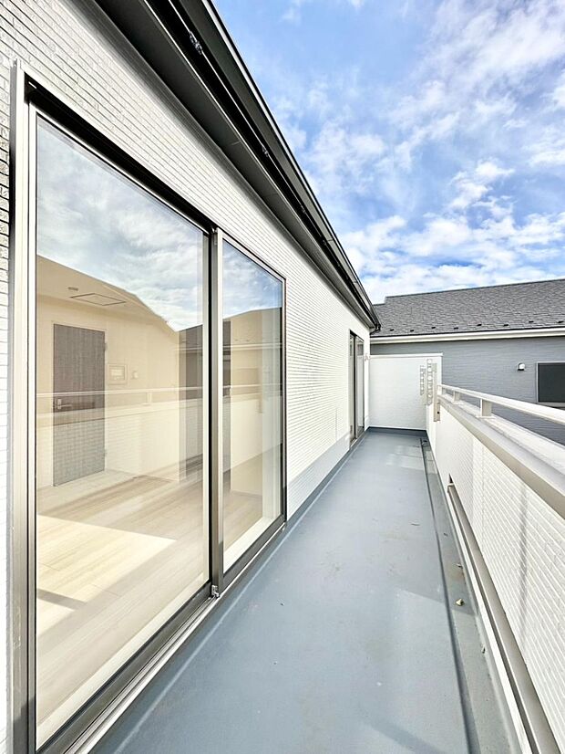 南向きのバルコニー！ご家族の洗濯物はもちろん、お布団もたっぷり干せます！