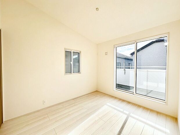 明るいバルコニーサイドに洋室を設置。目覚めの良い寝室に。 