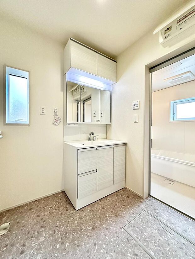 小窓がついているので湿気の多い場所でも換気が十分行えます。毎日の身支度を気持ち良く！