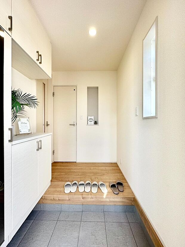 明るい玄関はお客様をお出迎えするのにぴったりです！ 