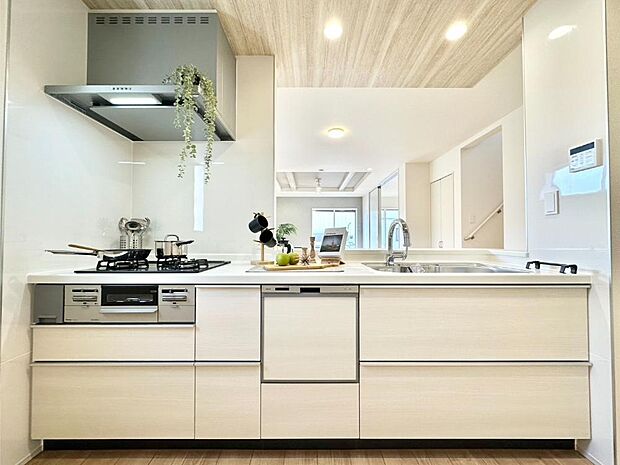 リビングを見渡せる人気のカウンターキッチン。 家族を見守りながら家事をすることができます。