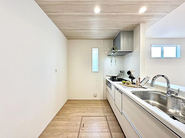 ポップアップ天井が素敵なキッチン!窓があるので採光もとれ換気にも役立ちます。