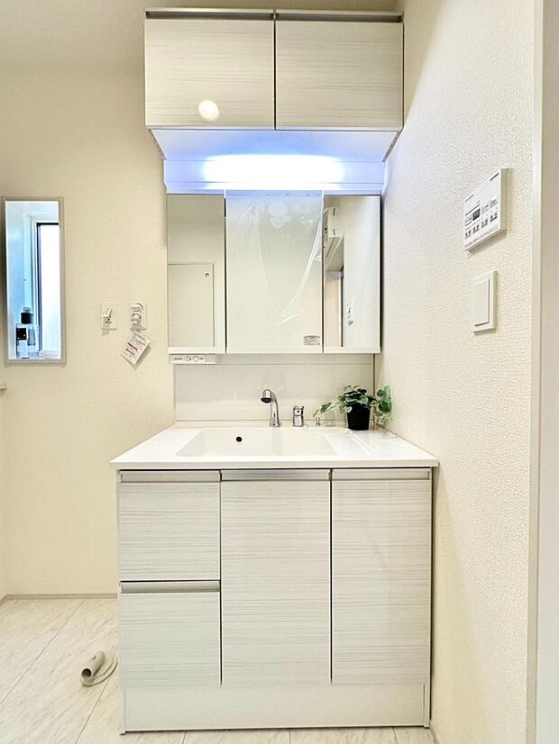 大きく見やすい三面鏡で清潔感ある洗面台は、身だしなみチェックや肌のお手入れにおすすめです。 