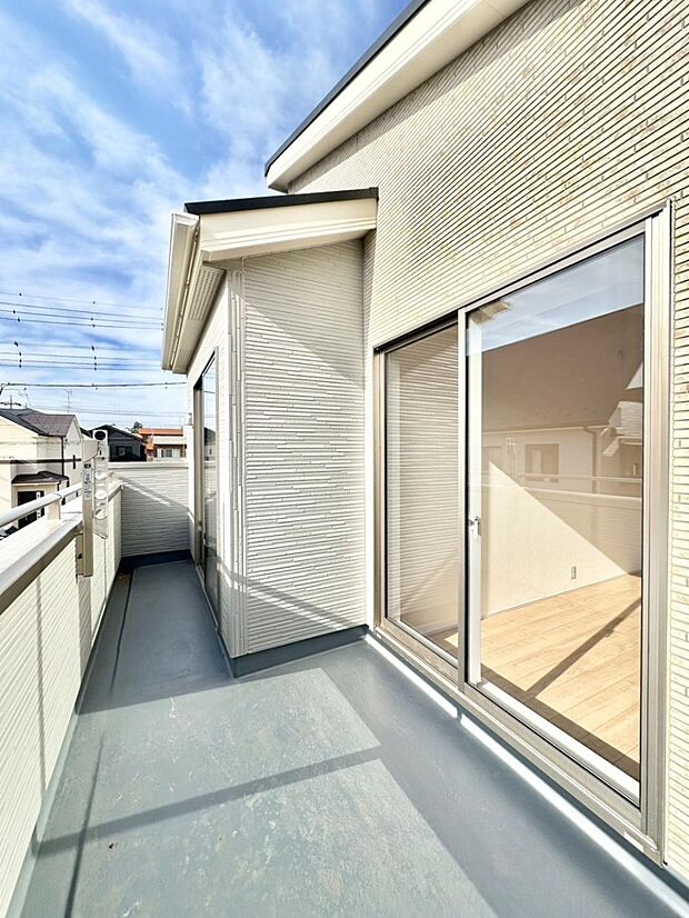 ゆったりとした南向きバルコニーだから沢山お洗濯ものを干せます。