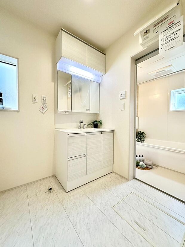 小窓がついているので湿気の多い場所でも換気が十分行えます。毎日の身支度を気持ち良く！