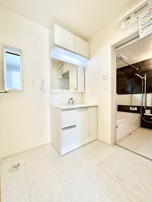 身支度もスムーズにおこなえる脱衣場        　