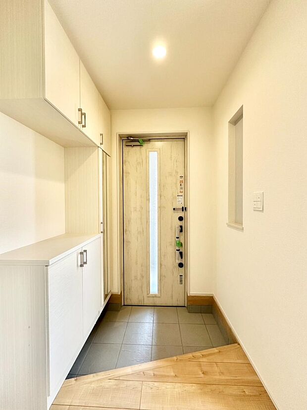 ガラススリットの入った玄関ドアが室内に光を届けてくれます